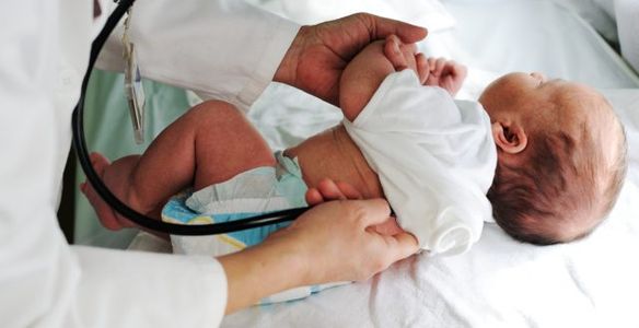 A primeira consulta de vigilância de saúde do recém-nascido