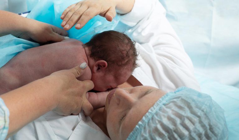 Primeiros cuidados prestados ao recém-nascido